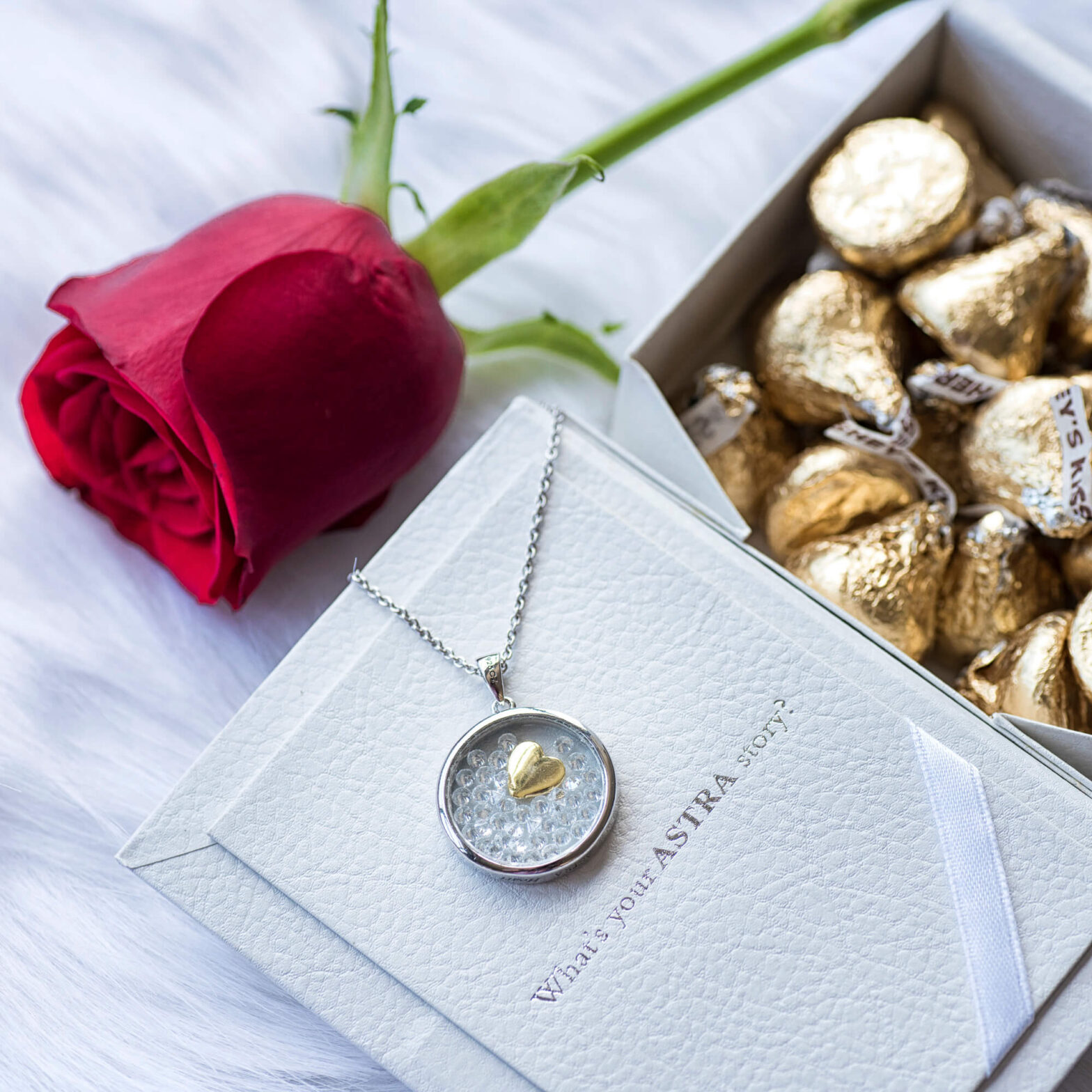 The_Gentlemans_Guide_to_Choosing_Jewellery_for_Her